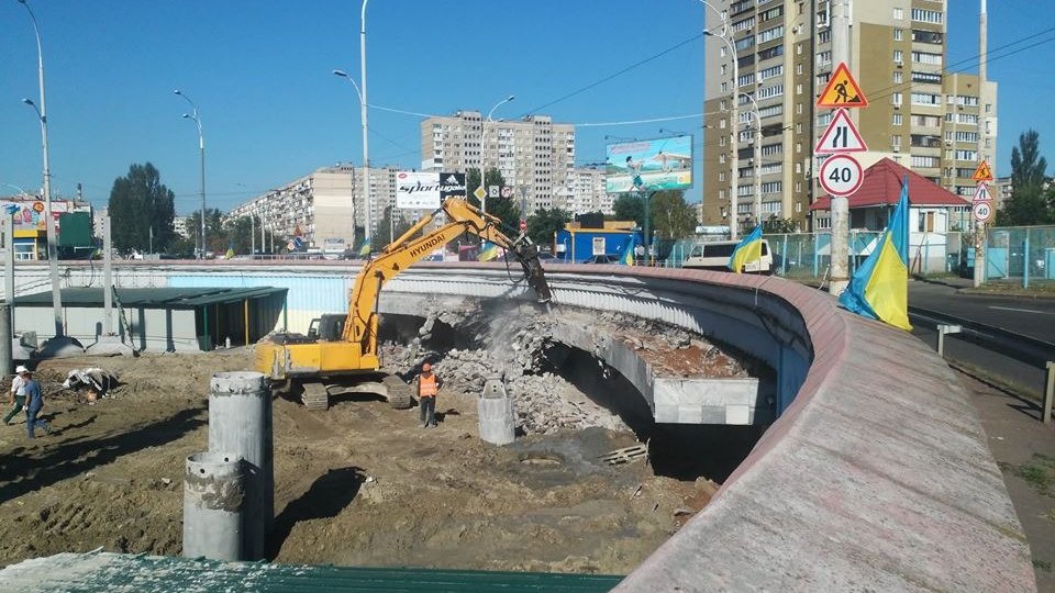 Станция «Героев Днепра» становится опасной для пассажиров: новые разрушения